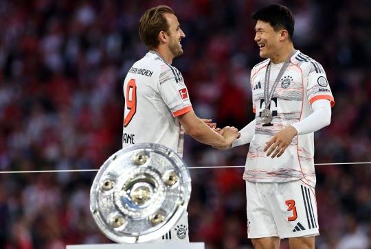 케인과 악수하는 김민재. 사진[EPA=연합뉴스]