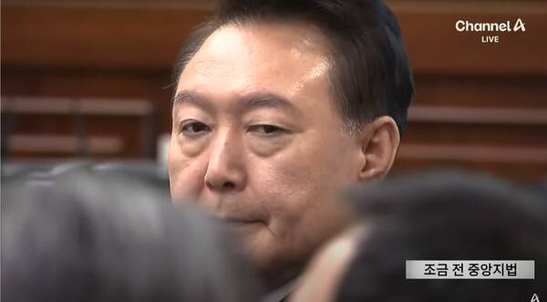 ▲윤석열 전 대통령이 지난달 21일 서울중앙지법 내란우두머리 사건 공판에 출석해 재판을 기다리고 있다. 사진=채널A 영상 갈무리