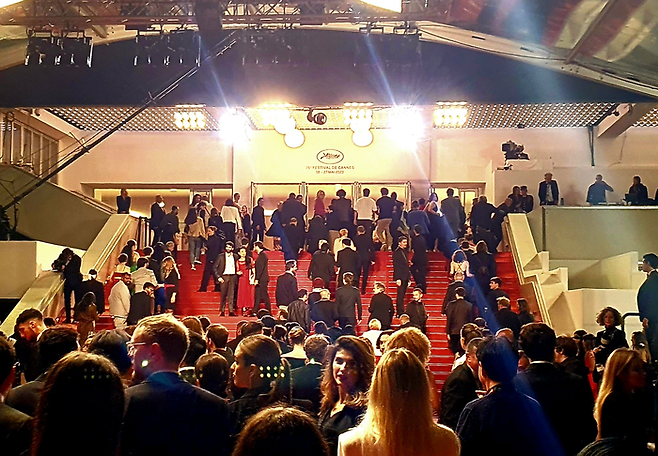 프랑스 칸영화제의 본행사장인 ‘팔레 드 페스티벌’ 뤼미에르 대극장 레드카펫을 참석자들이 오르고 있다. 사진은 2023년 촬영 모습. [김유태 기자]