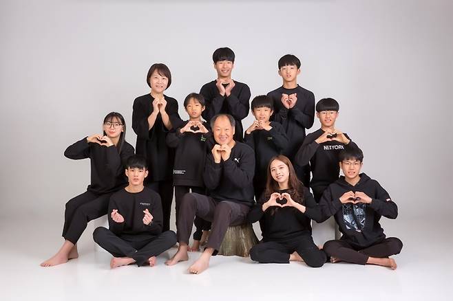 윤정희(셋째줄 맨 왼쪽)·김상희(가운데) 부부가 2019년 자녀들과 찍은 가족사진. 당시 첫째 하은은 결혼 후 캐나다에 거주 중이고, 여섯째 햇살은 군 관련 프로그램에 참가 중이라 이들을 제외한 아홉 명의 아이들과 함께 찍었다.