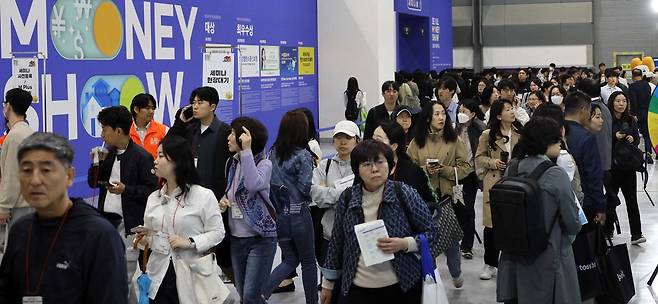 2025 서울머니쇼 행사 마지막 날인 지난 10일 대학생, 신혼부부, 중장년층 등 다양한 연령대의 참관객들이 강연 참석과 전시 부스 관람을 위해 분주히 움직이고 있다. 김호영 기자