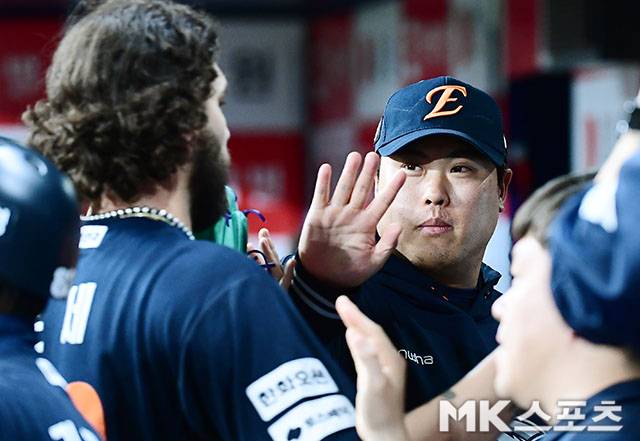 폰세와 류현진. 사진(고척 서울)=김영구 기자