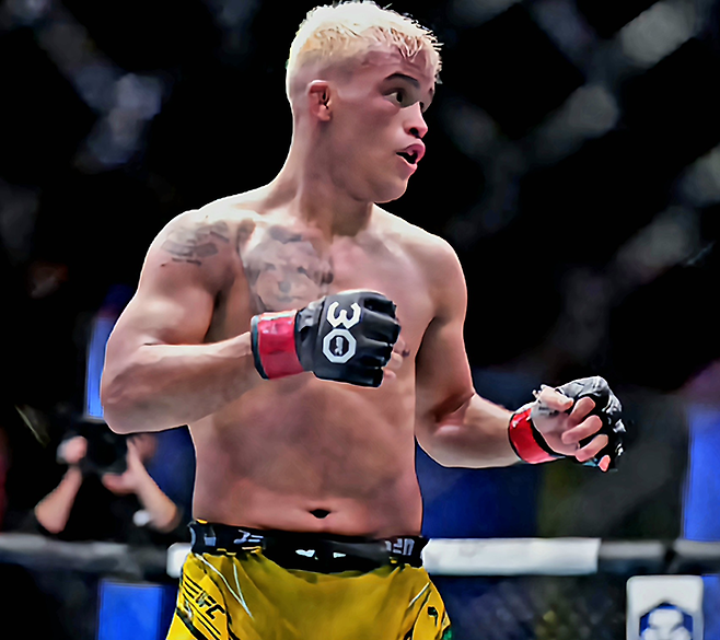 다니에우 구스타부 곤자가 산투스가 2023년 6월 미국 네바다주 엔터프라이즈 UFC on ESPN 46 밴텀급 경기 승리 후 기념 촬영을 하고 있다. 사진=PXimages/Icon Sportswire=연합뉴스 제공