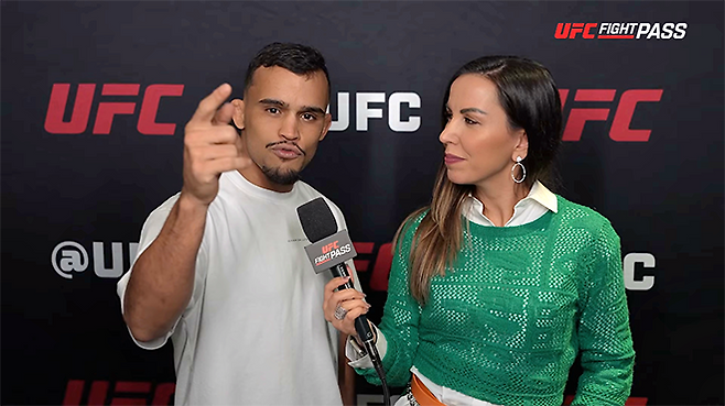 다니에우 구스타부 곤자가 산투스가 2025년 5월 캐나다 퀘벡주 몬트리올 벨 센터 UFC 315 파이트 위크 포르투갈어 인터뷰에서 브라질의 승리를 외치고 있다. 사진=TKO