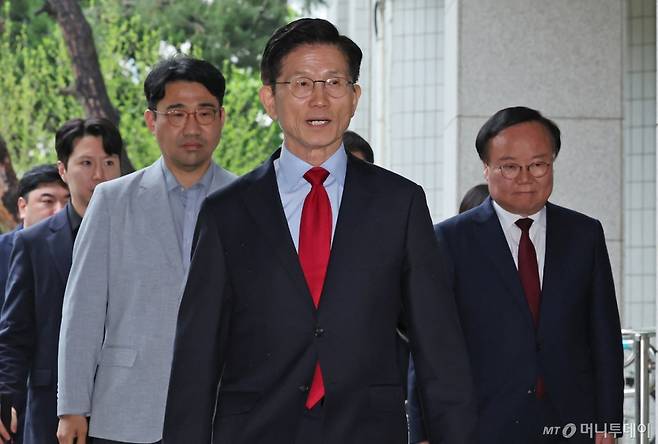 국민의힘으로부터 대통령선거 후보 자격이 취소된 김문수 후보가 10일 오후 서울 양천구 남부지방법원에서 열린 후보 선출취소 효력정지 가처분 심문기일에 출석하고 있다. 2025.5.10/뉴스1  Copyright (C) 뉴스1. All rights reserved. 무단 전재 및 재배포,  AI학습 이용 금지. /