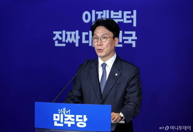 [서울=뉴시스] = 김민석 더불어민주당 상임 공동선대위원장이 11일 서울 여의도 당사에서 김문수 국민의힘 후보 확정 관련 입장을 발표하고 있다. 2025.05.11