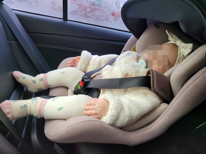 아이들은 의외로 달리는 차 안에서 잘 잔다. 도로 위 요철이 오히려 숙면에 도움을 주는 듯하다. /사진=최우영 기자