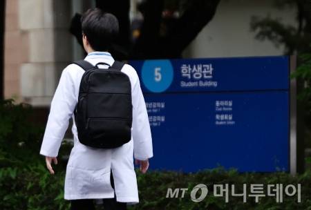 교육부는 전국 40개 의과대학 재학생 총 1만9475명 중 42.6%인 8305명을 유급, 46명을 제적 처리한다고 9일 밝혔다. 당초 전체 의대생 가운데 약 30%만 수업에 참여, 1만여명이 유급될 것으로 예상됐지만 바로 유급 처리하지 않고 성적 경고 처리하는 일부 학교가 있어 유급 인원이 1만명을 넘지 않은 것으로 보인다. 사진은 서울 시내 의과대학 모습./사진=(서울=뉴스1) 허경 기자