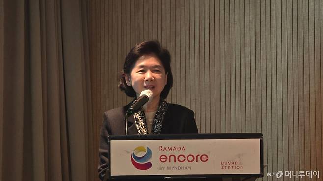 지난 8일 오후 김해국제공항 검역아카데미를 앞두고 지영미 질병관리청장이 취재진과 국민소통단에게 검역 정책 계획을 소개하고 있다. /사진=홍효진 기자