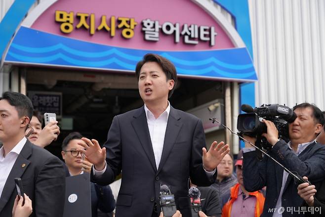 [서울=뉴시스]  이준석 개혁신당 대선 후보가 11일 부산 명지시장을 찾아 취재진 앞에서 발언을 하고 있다. (사진=이준석 캠프 제공) 2025.05.11.