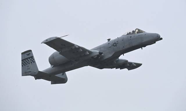 2025 오산 에어파워데이 미디어데이 행사가 열린 9일 경기 평택시 주한미군 오산공군기지 상공에서 A-10 썬더볼트 공격기가 시범비행을 하고 있다.  뉴시스 제공