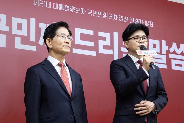 한동훈(오른쪽) 전 국민의힘 대표와 김문수 대선후보. 국회사진기자단