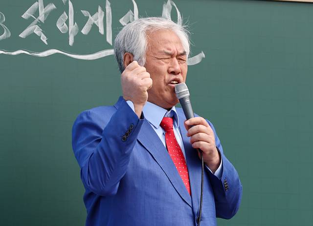 전광훈 사랑제일교회 목사가 지난달 6일 서울 동화면세점 앞에서 열린 광화문 주일 연합예배에서 설교하고 있다. 연합뉴스