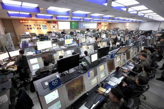 공군방공관제사령부 장병들이 오산공군기지 내 중앙방공통제소(1MCRC)에서 수많은 모니터를 바라보며 감시·통제 임무를 수행하고 있다. 장병들 앞 콘솔 화면에서는 책임 구역 내 감시·통제 중인 항공기 심벌(추적기호)이 실시간 움직인다. 장병들은 모니터에서 눈을 떼지 않은 채 화면을 세심하게 조작했다. 헤드셋을 착용하고 조종사와 실시간 교신하거나 탐지된 미식별 자료를 빠르고 꼼꼼하게 분석한다. 콘솔마다 갖가지 항적 정보를 나타내는 화면이 계속 움직이고 , 상황에 따라 크고 작은 목소리로 교신하는 소리가 끊이지 않는다. 국방일보 제공