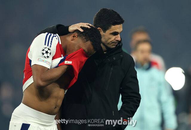 4강 탈락 후 위리엔 팀버를 위로해 주는 미켈 아르테타 감독. /게티이미지코리아