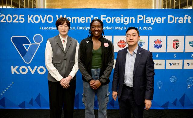 장소연 감독과 웨더링튼./KOVO