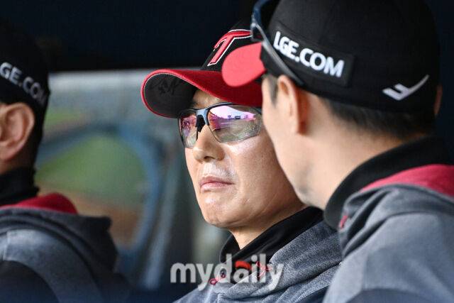 7일 서울 잠실야구장에서 열린 '2025 신한 SOL BANK KBO리그' LG 트윈스와 두산 베어스 경기. LG 염겨엽 감독이 경기를 지켜보고 있다./마이데일리