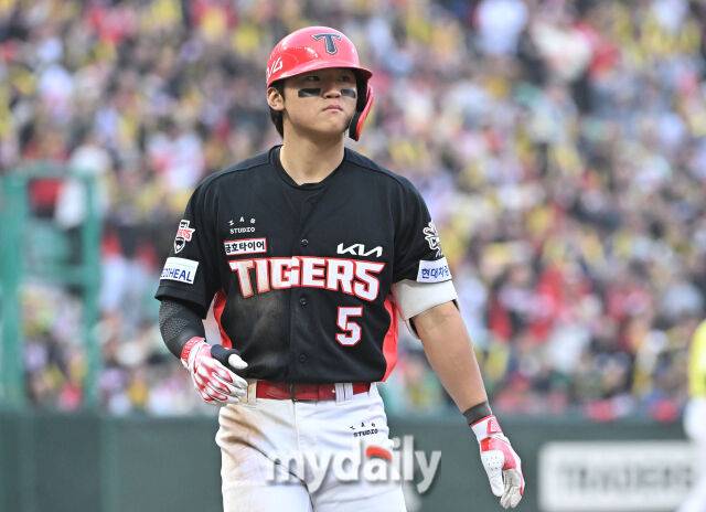 10일 오후 인천광역시 문학동 SSG랜더스필드에서 진행된 '2025 프로야구 KBO리그' SSG랜더스와 KIA타이거즈의 경기. 기아 김도영이 6회초 2사에서 대형 타구를 친 뒤 심판을 바라보고 있다./인천=송일섭 기자 andlyu@mydaily.co.kr