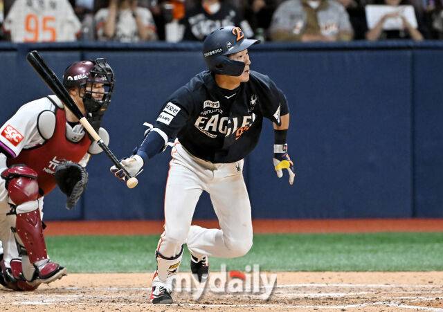 9일 오후 서울 고척동 고척스카이돔에서 진행된 '2025 프로야구 KBO리그' 키움히어로즈와 한화 이글스의 경기. 한화 황영묵이 7회초 무사 1,3루서 1타점 적시타를 터뜨리고 있다./고척=송일섭 기자 andlyu@mydaily.co.kr