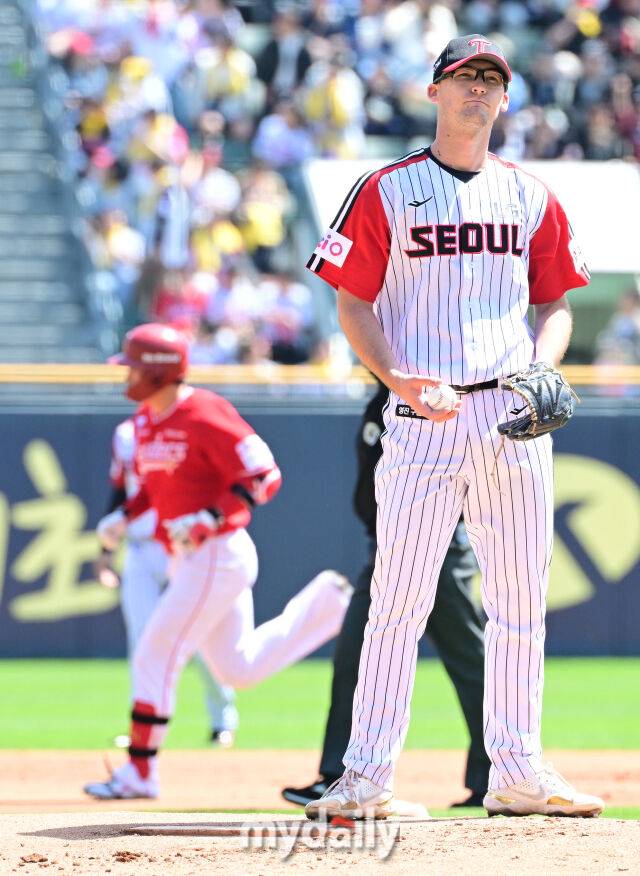 4일 오후 서울 잠실구장에 진행된 '2025 신한 SOL뱅크 KBO 리그' SSG-LG의 경기. LG 선발 코엔 윈이 1회초 2사 최정에서 솔로 홈런을 허용한 뒤 아쉬워 하고 있다./마이데일리