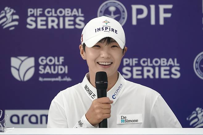 밝은 표정으로 기자들의 질문에 답변하고 있는 박성현. [사진=대회 조직위 제공]