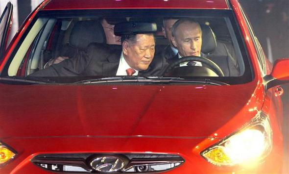 블라디미르 푸틴 당시 러시아 총리(현 대통령, 오른쪽)가 지난 2010년 러시아 상트페테르부르크주 카멘카 지역에 자리잡은 현대자동차 러시아공장(HMMR)의 준공식에 참석해 정몽구 현대차그룹 명예회장의 안내를 받고 있다. [현대차 제공]