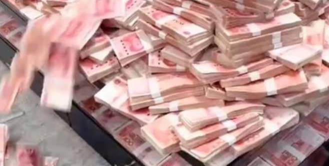 중국의 한 시장 주인이 금 선물 투자로 얻은 수익금 약 1000만 위안을 요리사와 청소부 등 2000명이 넘는 직원들에게 분배해 온라인에서 화제를 모으고 있다. [웨이보]