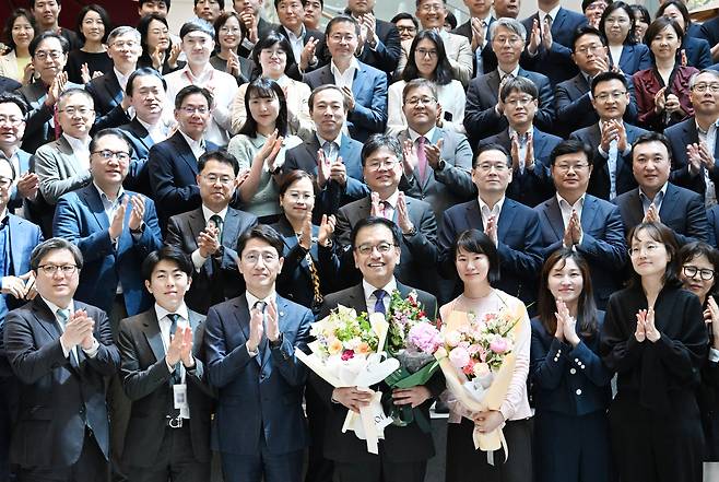 최상목 전 부총리 겸 기획재정부 장관이 ㅈ난 7일 정부세종청사에서 직원들과 퇴임 인사 후 기념 촬영하고 있다.  [기획재정부 제공]