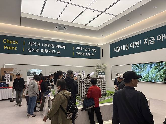 9일 방문한 ‘고척 푸르지오 힐스테이트’ 견본주택 단지 모형도를 둘러보는 방문객들의 모습. [정주원 기자]