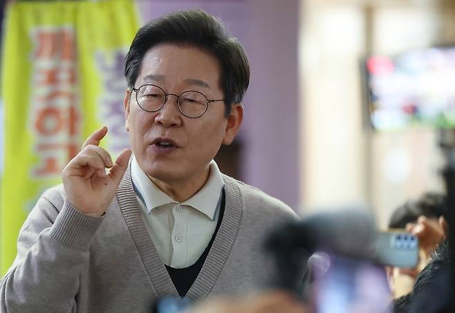 이재명 더불어민주당 대선 후보가 제3차 골목골목 경청투어로 경북지역 방문에 나선 9일 경북 영천시 영천공설시장에서 시장 상인 및 지지자들 앞에서 연설하고 있다. [연합]