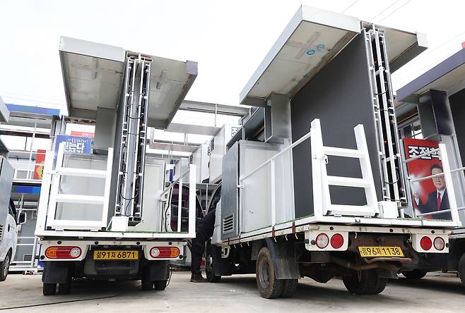 제21대 대통령 선거 후보 등록 마감일인 11일 경기도 김포시 한 차량광고업체에서 관계자들이 김문수 국민의힘 대선 후보 선거 유세 차량을 제작하고 있다. [연합]