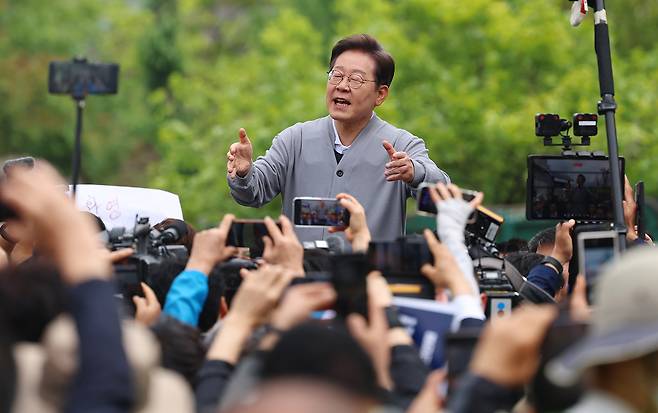 남도문화벨트 골목골목 경청투어에 나선 이재명 더불어민주당 대선 후보가 11일 전남 화순군 화순읍을 방문해 연설을 하고 있다. [연합]