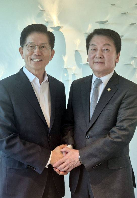 [서울=뉴시스] 고승민 기자 = 국민의힘 김문수 대선 후보와 안철수 의원이 7일 서울 여의도 모처에서 회동, 면담 전 기념촬영을 하고 있다. (사진=김문수 캠프 제공) 2025.05.07. photo@newsis.com *재판매 및 DB 금지