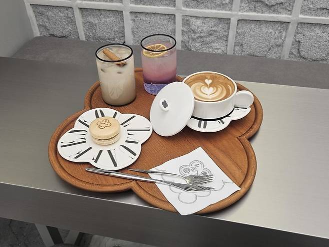 [서울=뉴시스] 이현주 기자=명동 눈스퀘어점 내 자카페에서 판매하는 수정과 라떼, 모나카 등 시그니처 메뉴 모습. 2025.05.08. juicy@newsis.com *재판매 및 DB 금지