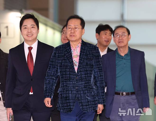 [인천공항=뉴시스] 이영환 기자 = 홍준표 전 대구시장이 10일 오후 인천국제공항 제1여객터미널을 통해 미국으로 출국하고 있다. 2025.05.10. 20hwan@newsis.com