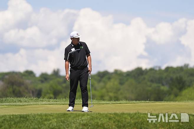 [플라워타운=AP/뉴시스] 임성재가 지난 8일(현지 시간) 미 펜실베이니아주 플라워타운의 필라델피아 크리켓 클럽에서 열린 미국프로골프(PGA) 투어 트루이스트 챔피언십 첫날 10번 홀에서 퍼트 후 타구를 바라보고 있다. 임성재는 1언더파 69타 공동 55위에 이름을 올렸다. 2025.05.09.