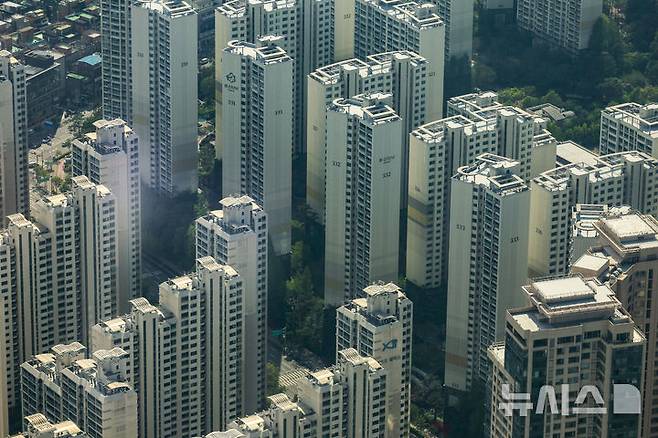 [서울=뉴시스] 정병혁 기자 = 23일 서울 송파구 롯데월드타워 전망대 서울스카이에서 도심 아파트가 보이고 있다. 지난 3월 신고된 서울 아파트 매매 거래 9000건을 훌쩍 넘기며 부동산 활황기였던 56개월 만에 가장 많은 거래량을 기록했다. 다만 집값 급등세에 놀란 정부와 서울시가 강남3구와 용산구 전역의 아파트를 토허구역으로 확대 지정하면서 4월 거래는 얼어붙었다. 이는 토허제 확대 재시행 영향을 받은 강남3구와 용산구 거래량이 3월 2075건에서 이달 34건으로 1.6% 수준으로 급감하며 거래가 단절된 데 따른 것으로 풀이된다. 2025.04.23. jhope@newsis.com