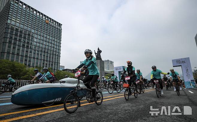 [서울=뉴시스] 정병혁 기자 = 11일 서울 종로구 광화문광장에서 열린 2025 서울 자전거 대행진에서 참가자들이 목적지인 상암 월드컵공원을 향해 힘차게 출발하고 있다. 2025.05.11. jhope@newsis.com