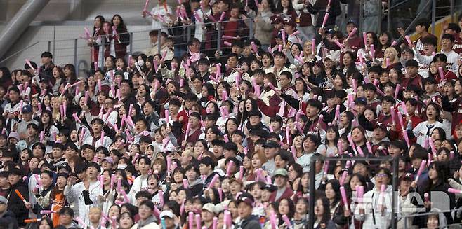 [서울=뉴시스] 김금보 기자 = 지난 3월16일 오후 서울 구로구 고척스카이돔에서 열린 2025 프로야구 키움 히어로즈와 두산 베어스의 시범경기를 찾은 관중들이 경기를 즐기고 있다. 2025.03.16. kgb@newsis.com