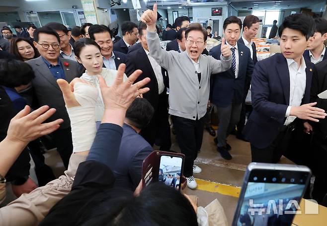 [강진=뉴시스] 조성우 기자 = 민심을 청취하는 '경청 투어'에 나선 이재명 더불어민주당 대선후보가 11일 전남 강진군 강진오감통시장에서 주민들에게 인사하고 있다. 2025.05.11. xconfind@newsis.com