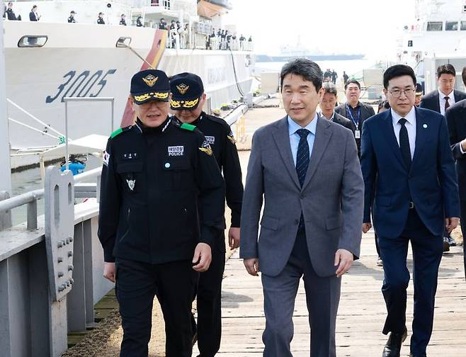 [서울=뉴시스] 최진석 기자 = 이주호 대통령 권한대행 부총리 겸 교육부 장관이 11일 불법조업 단속 현장 점검 관련해 인천 중구 서해5도 특별경비단 3005함을 방문하고 있다. (사진=교육부 제공) 2025.05.11. photo@newsis.com *재판매 및 DB 금지