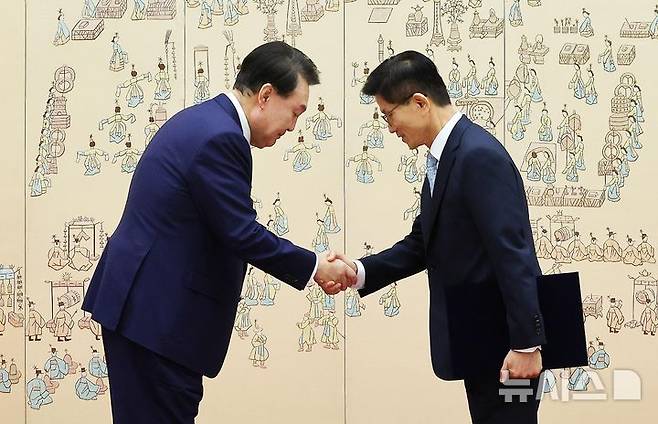 [서울=뉴시스] 최진석 기자 = 윤석열 대통령이 30일 오전 서울 용산 대통령실 청사에서 열린 고용노동부 장관 임명장 수여식에서 김문수 고용노동부 장관에게 임명장을 수여 뒤 악수하고 있다. 2024.08.30. myjs@newsis.com