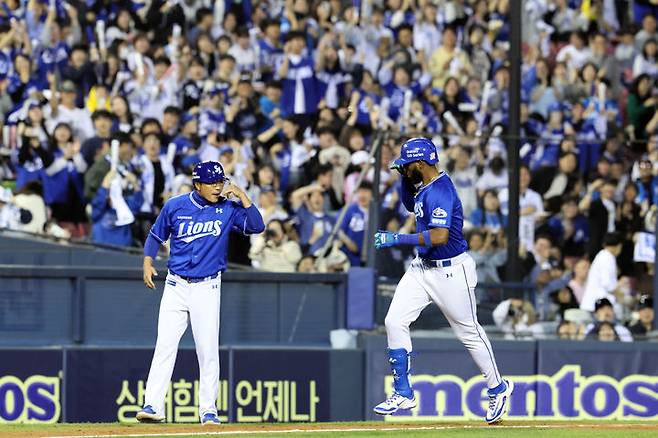[서울=뉴시스] 프로야구 삼성 라이온즈 디아즈가 17일 잠실구장에서 열린 2025 신한 쏠뱅크 KBO리그 LG 트윈스와의 경기에서 홈런을 터트린 뒤 베이스를 돌고 있다. (사진=삼성 라이온즈 제공) 2025.04.17. *재판매 및 DB 금지