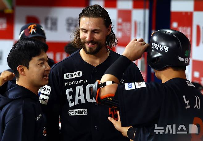 [서울=뉴시스] 박주성 기자 = 11일 오후 서울 구로구 고척스카이돔에서 열린 프로야구 2025 KBO리그 한화 이글스 대 키움 히어로즈의 경기, 8이닝 무실점으로 역투한 한화 선발 와이스가 팀 동료들과 웃으며 이야기를 나누고 있다. 2025.05.11. park7691@newsis.com