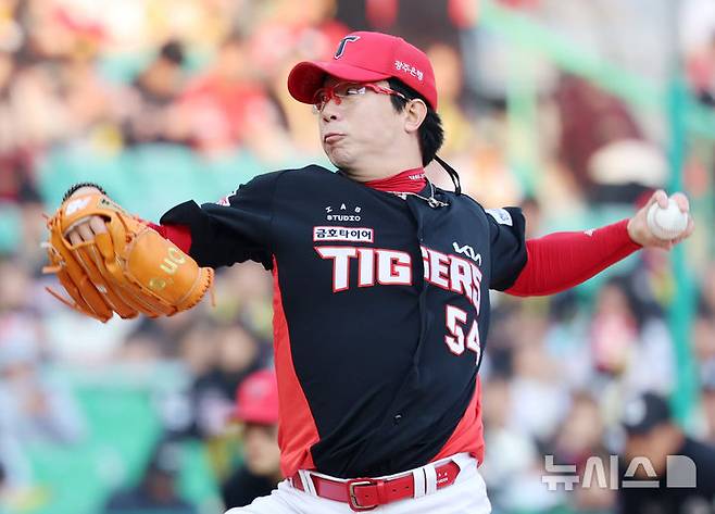 [인천=뉴시스] 이영환 기자 = 11일 오후 인천 미추홀구 SSG랜더스필드에서 열린 2025 프로야구 KIA 타이거즈와 SSG 랜더스의 더블헤더 2차전 경기, 1회말 KIA 선발 양현종이 공을 던지고 있다. 2025.05.11. 20hwan@newsis.com