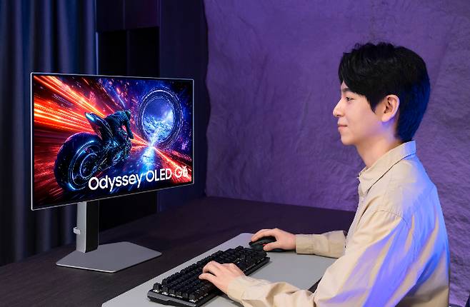 삼성전자가 세계 최초 500Hz 초고주사율이 적용된 OLED 게이밍 모니터 '오디세이 OLED G6' 신모델을 출시한다고 11일 밝혔다. 삼성전자 모델이 OLED 게이밍 모니터 '오디세이 OLED G6'를 체험하고 있다. 삼성전자 제공