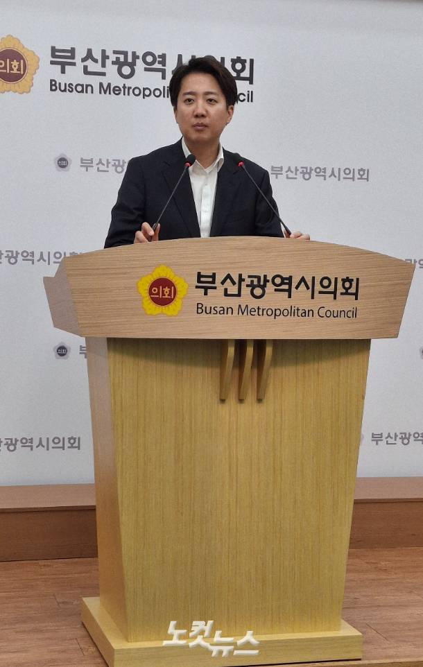 11일 부산찾은 이준석 개혁신당 대선 후보가 부산시의회에서 기자회견을 하고 있다. 강민정 기자