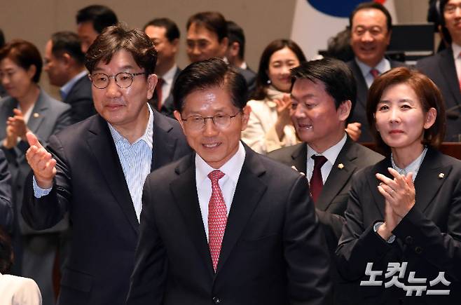 국민의힘 김문수 대선후보가 11일 국회에서 열린 의원총회에 참석해 기념촬영 후 의총장을 나서고 있다. 황진환 기자