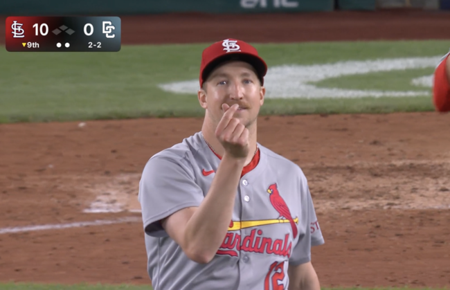 세인트루이스 에릭 페디가 완봉승이 확정된 순간 손가락으로 하트를 그리고 있다. /MLBTV 캡처