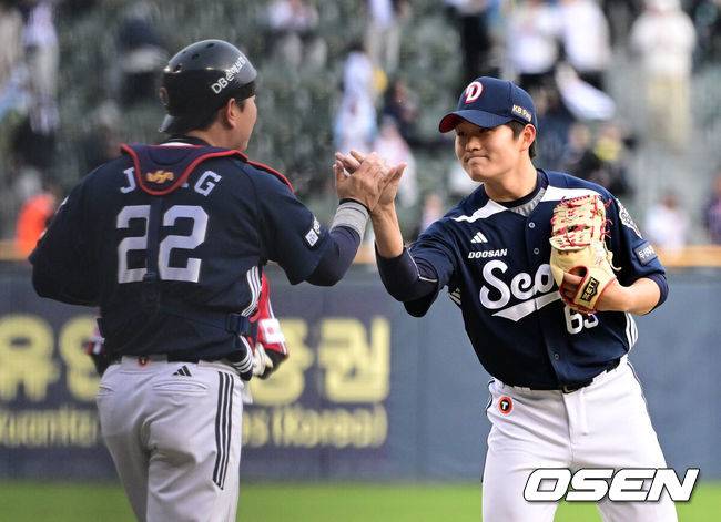 [OSEN=잠실, 지형준 기자] 프로야구 두산 베어스가 13일 서울 잠실구장에서 열린 2025 신한 SOL뱅크 KBO리그 LG 트윈스와의 시즌 3차전에서 9-2 완승을 거뒀다.&nbsp;두산은 라이벌 LG를 제물로 4연패 수렁에서 탈출하며 시즌 8승 11패를 기록했다. 일요일 17연패 후 2연승을 달렸다. 반면 4연승이 좌절된 1위 LG는 14승 3패가 됐다.&nbsp;경기를 마치고 두산 김택연과 장승연이 승리 하이파이브를 하고 있다. 2025.04.13 / jpnews@osen.co.kr